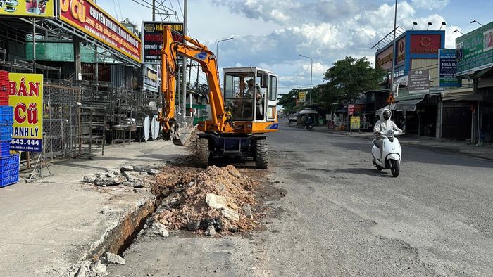 Công nhân đang thi công sửa chữa các đoạn hư hỏng trên tuyến.