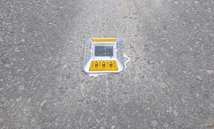 Đinh phản quang tự động phát sáng vào ban đêm giúp lái xe nhận biết đường tốt hơn.