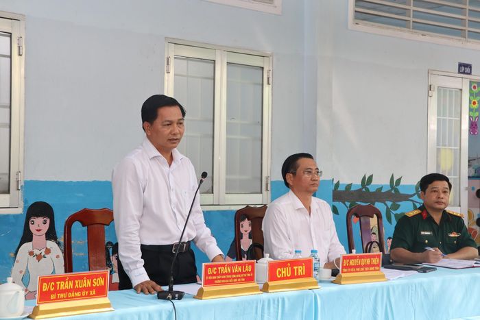 Ông Trần Văn Lâu, Bí thư Tỉnh ủy Vĩnh Long dẫn đầu đoàn công tác của tỉnh đến gặp gỡ người dân sống gần khu vực khai thác mỏ cát ngày 23/6.
