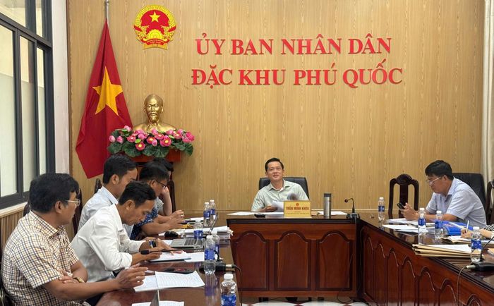 Ông Trần Minh Khoa, Chủ tịch UBND đặc khu Phú Quốc chủ trì buổi đối thoại với các hộ dân thuộc diện cưỡng chế thu hồi đất phục vụ các dự án trọng điểm.