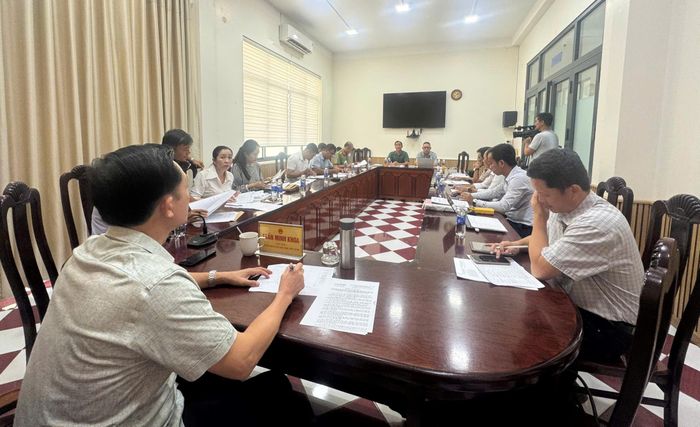 Ông Trần Minh Khoa, Chủ tịch UBND đặc khu Phú Quốc (bìa trái) trực tiếp đối thoại, giải thích cho người dân bị ảnh hưởng giải phóng mặt bằng hiểu rõ các quy định pháp luật và ý nghĩa, tầm quan trọng của các dự án APEC để chấp hành chủ trương của Nhà nước.