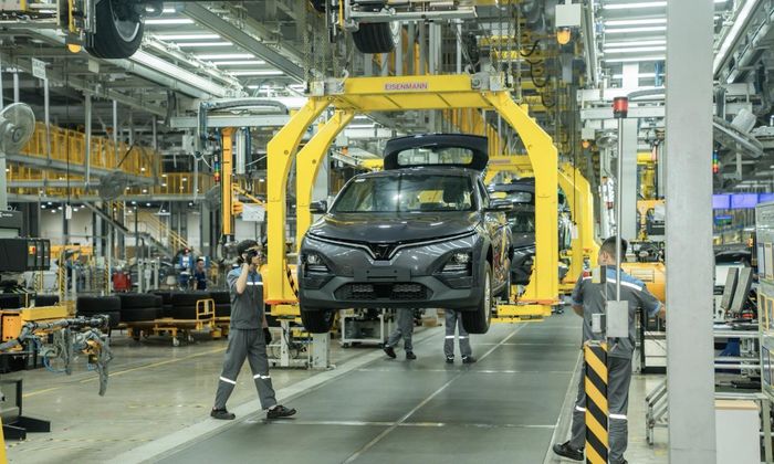 Ô tô được xếp vào nhóm hàng hóa rủi ro cao, phải được chứng nhận chất lượng an toàn kỹ thuật và bảo vệ môi trường theo quy định của pháp luật về trật tự, an toàn giao thông đường bộ (ảnh minh họa).