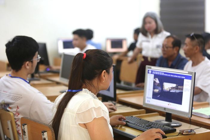 Các học viên học bài mô phỏng trên máy tính tại trường Trung cấp nghề GTVT Thanh Hóa (Ảnh: P. Tuấn).
