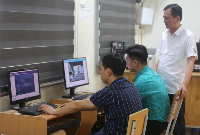 Học viên Vũ Văn Tuân (SN 1987, ngụ ở phường Hạc Thành, tỉnh Thanh Hóa), cho biết, việc bỏ phần thi mô phỏng sẽ giảm áp lực cho thí sinh và để tập trung vào các bài thi khác (Ảnh: P. Tuấn).