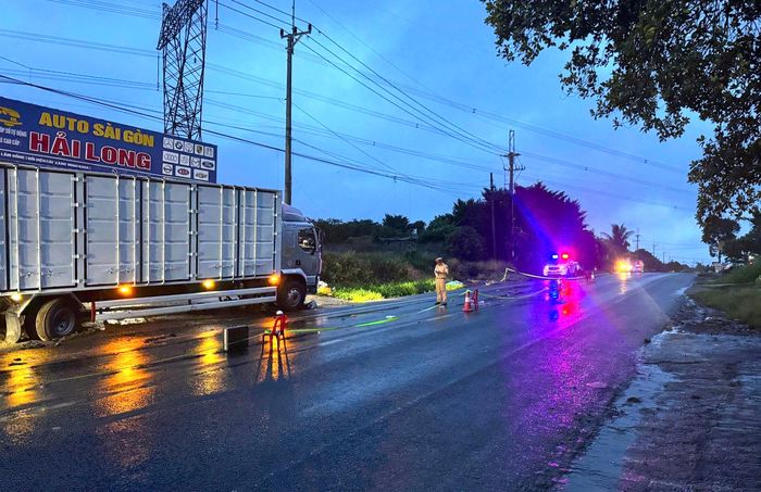 Hiện trường vụ tai nạn giữa xe tải và xe máy khiến 3 người tử vong.