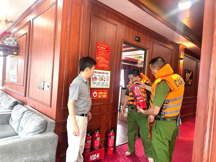 Công an phường Minh Xuân kiểm tra công tác đảm bảo an toàn của các nhà nổi, cơ sở kinh doanh trên sông.