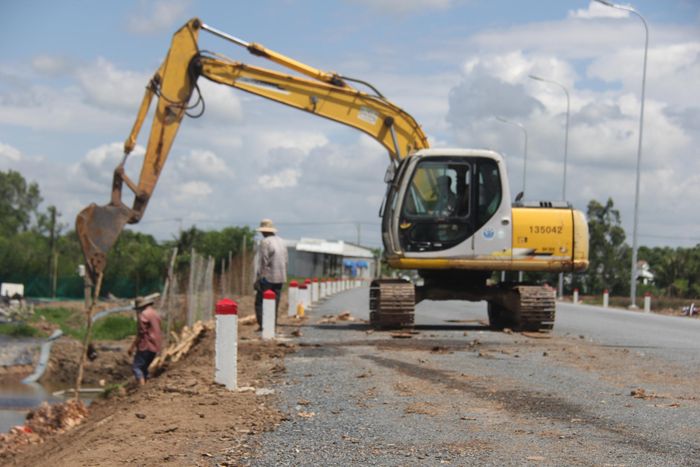 Công nhân đóng cọc tiêu, gia cố ta luy đoạn cuối tuyến.