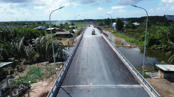 Kỹ sư Nguyễn Hồ Hải, Chỉ huy trưởng thi công thuộc Công ty CP Xây dựng Tiền Giang - Ticco cho biết: Hiện công tác thi công tuyến chính đã cơ bản hoàn thành, nhà thầu đang hoàn thiện các hạng mục phụ trợ, an toàn giao thông, lắp biển báo, gia cố ta luy... chờ nghiệm thu, thông xe toàn tuyến.