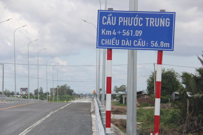 Theo thiết kế, tuyến đường có tải trọng trục 10 tấn, mặt đường láng nhựa rộng 11m, nền đường rộng 12m. Trên tuyến còn xây dựng cầu Phước Trung và cống Long Bình; bố trí hệ thống thoát nước, chiếu sáng, lắp đặt biển báo giao thông...