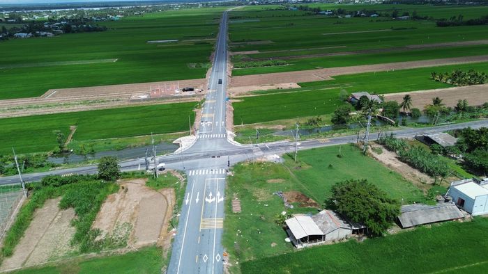 Một đoạn đường sông Tiền vừa hoàn thiện láng nhựa, sơn, vạch đường lắp đèn tín hiệu giao thông hoàn chinh.