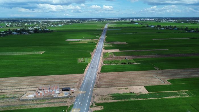 Dự án đường tỉnh 864 (ĐT864) đoạn Long Bình - Đèn Đỏ, thuộc dự án thành phần 2 qua tỉnh Đồng Tháp dài gần 15km. Sau hơn 10 tháng thi công (khởi công tháng 8/2025) tuyến đường đã thành hình, nhà thầu đang khẩn trương hoàn thiện các hạng mục cuối cùng để thông xe toàn tuyến.