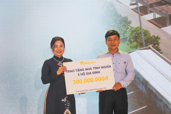 Tại buổi lễ, đại diện chủ đầu tư đã trao tặng 5 căn nhà tình nghĩa tổng kinh phí 300 triệu đồng đến địa phương.