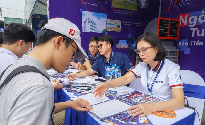 Thí sinh tìm hiểu ngành học và phương thức xét tuyển tại ngày hội tư vấn tuyển sinh.