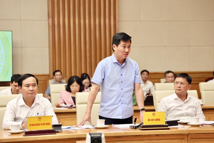 Thứ trưởng Bộ Xây dựng Nguyễn Tường Văn phát biểu tại cuộc họp. Ảnh: VGP/Thu Sa.
