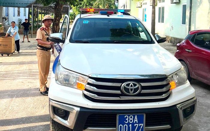 Đại úy Đậu Đình Thiệu bên chiếc xe chuyên dụng đã “mở đường” giúp ô tô chở sản phụ tới bệnh viện.