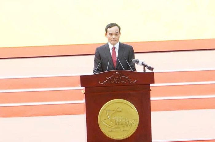Bí thư Thành ủy TP. Hồ Chí Minh Trần Lưu Quang trình bày diễn văn kỷ niệm 50 năm Ngày thành phố Sài Gòn - Gia Định vinh dự mang tên Chủ tịch Hồ Chí Minh. Ảnh: Bình Minh.