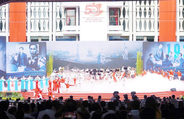 Chương trình nghệ thuật “Thành phố Hồ Chí Minh - Sáng mãi tên Người” trong Lễ kỷ niệm với nhiều tiết mục đặc sắc, giàu ý nghĩa lịch sử. Ảnh: Bình Minh.