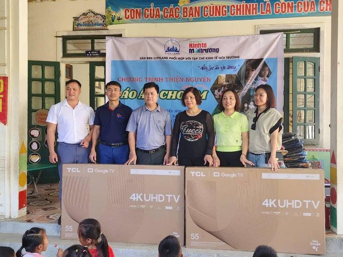 Tạp chí Kinh tế Môi trường và Công ty BĐS Cityland đã trực tiếp 02 tivi và 78 phần quà trường mầm non và tiểu học Tam Đình, năm 2024.