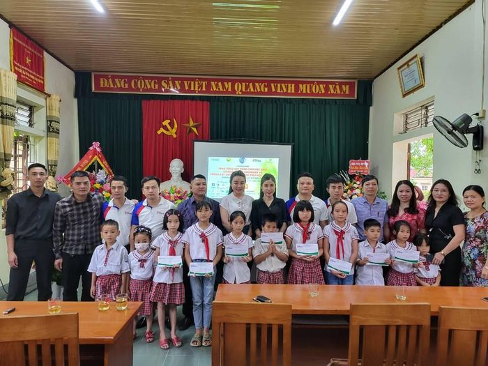 Đại diện Tạp chí Kinh tế Môi trường, các nhà hảo tâm trao học bổng cho những học sinh có hoàn cảnh khó khăn tại Trường tiểu học Hưng Mỹ, năm 2022.