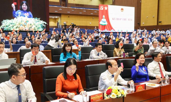 Các đại biểu HĐND TP. Hồ Chí Minh biểu quyết thông qua các Nghị quyết tại kỳ họp thứ Hai