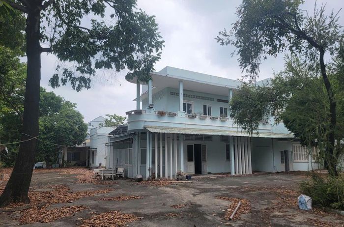 Lãnh đạo UBND TP. Hồ Chí Minh chỉ đạo công khai công khai tình hình quản lý, sử dụng tài sản công để Nhân dân tham gia giám sát. Trong ảnh, một địa chỉ nhà, đất trên địa bàn phường Thủ Đức bỏ trống nhiều tháng qua. Ảnh: Quang Phương