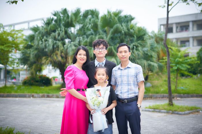 Trong suốt quá trình vừa học vừa ôn thi, sự đồng hành của giúp Minh giữ vững tinh thần. Ảnh: NVCC