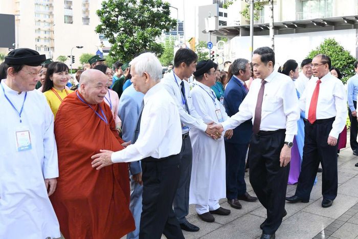 Nguyên Tổng Bí thư Nông Đức Mạnh; nguyên Chủ tịch nước Nguyễn Minh Triết; Chủ tịch Quốc hội Trần Thanh Mẫn với các đại biểu tại Công viên Tượng đài Chủ tịch Hồ Chí Minh, phường Sài Gòn