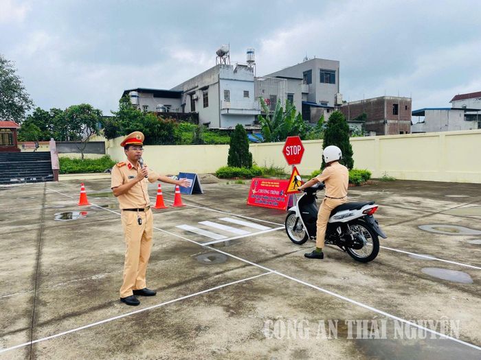 Lực lượng CSGT hướng dẫn các đại biểu thực hành các tình huống khi điều khiển phương tiện xe mô tô trong hình (Ảnh: Phòng CSGT, Công an tỉnh Thái Nguyên)