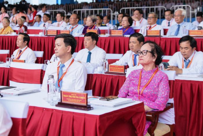Các đại biểu dự Lễ kỷ niệm 50 năm ngày thành phố Sài Gòn - Gia Định chính thức mang tên Chủ tịch Hồ Chí Minh