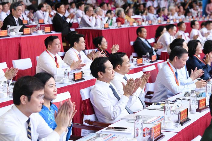 Các đại biểu dự Lễ kỷ niệm 50 năm ngày thành phố Sài Gòn - Gia Định chính thức mang tên Chủ tịch Hồ Chí Minh