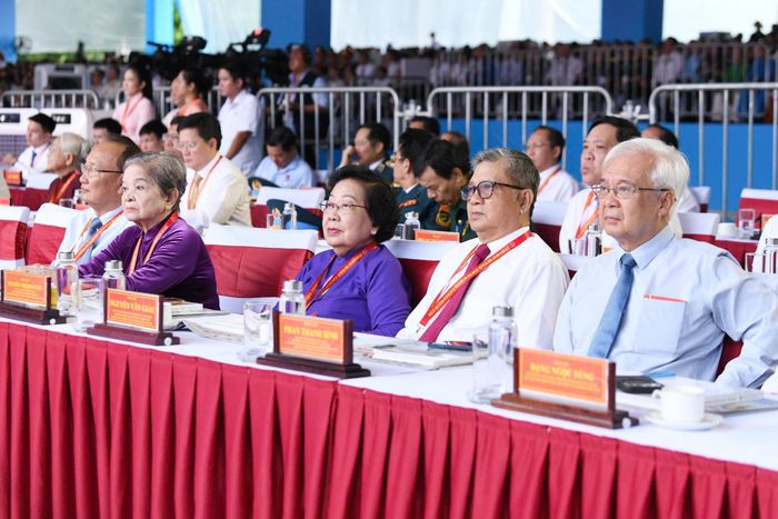 Các đại biểu dự Lễ kỷ niệm 50 năm ngày thành phố Sài Gòn - Gia Định chính thức mang tên Chủ tịch Hồ Chí Minh