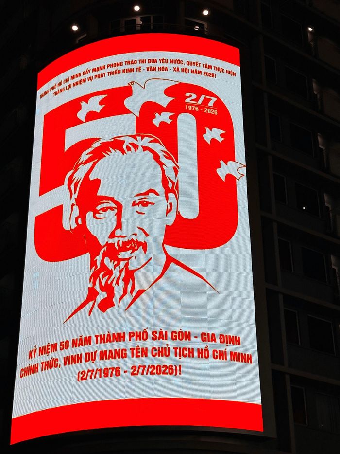 TP. Hồ Chí Minh những ngày này đang tưng bừng kỷ niệm 50 năm ngày thành phố mang tên Chủ tịch Hồ Chí Minh. Ảnh: Hồng Nhung