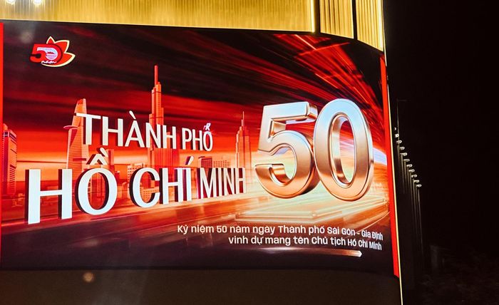 TP. Hồ Chí Minh những ngày này đang tưng bừng kỷ niệm 50 năm ngày thành phố mang tên Chủ tịch Hồ Chí Minh. Ảnh: Hồng Nhung