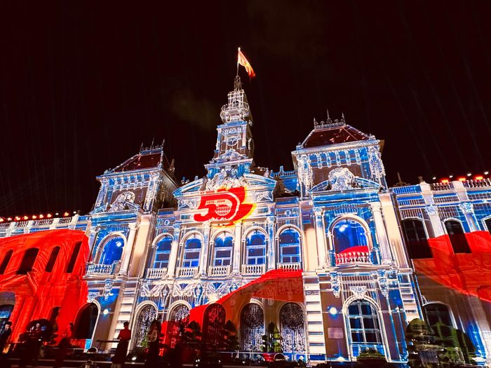 TP. Hồ Chí Minh những ngày này đang tưng bừng kỷ niệm 50 năm ngày thành phố mang tên Chủ tịch Hồ Chí Minh. Ảnh: Hồng Nhung