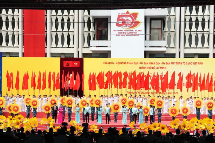 Lễ kỷ niệm 50 năm Ngày thành phố Sài Gòn - Gia Định chính thức, vinh dự mang tên Chủ tịch Hồ Chí Minh là dịp nhìn lại những thành tựu to lớn sau nửa thế kỷ xây dựng và phát triển. Ảnh: Thạc Hiếu
