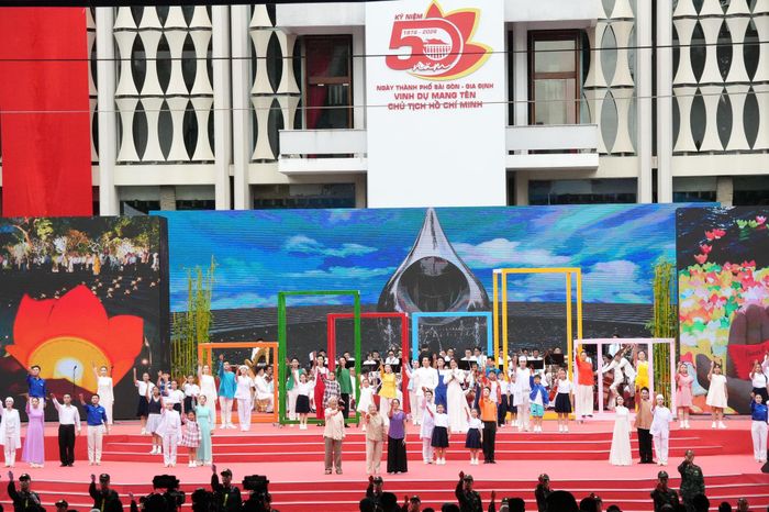Các tiết mục tại Chương trình nghệ thuật đặc biệt "TP. Hồ Chí Minh - Sáng mãi tên Người". Ảnh: Thạc Hiếu