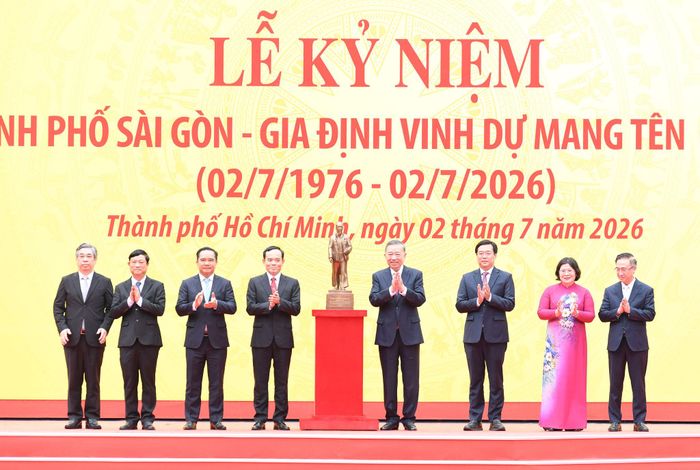 Tổng Bí thư, Chủ tịch nước Tô Lâm trao Bức tượng Chủ tịch Hồ Chí Minh tặng Đảng bộ, chính quyền và nhân dân Thành phố Hồ Chí Minh