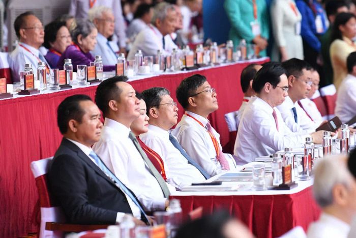 Các đại biểu dự Lễ kỷ niệm 50 năm ngày thành phố Sài Gòn - Gia Định chính thức mang tên Chủ tịch Hồ Chí Minh