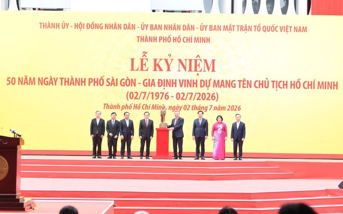 Tổng Bí thư, Chủ tịch nước Tô Lâm trao Bức tượng Chủ tịch Hồ Chí Minh tặng Đảng bộ, chính quyền và nhân dân Thành phố Hồ Chí Minh
