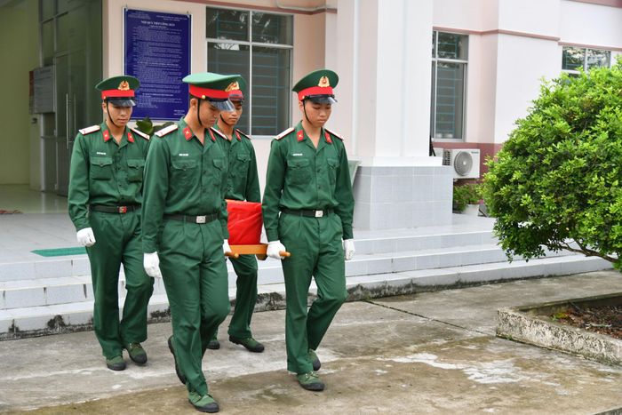 Các mẫu hài cốt sẽ được bàn giao cho Viện Pháp y Quân đội tiến hành phân tích, giám định ADN. Ảnh: Hữu Tài
