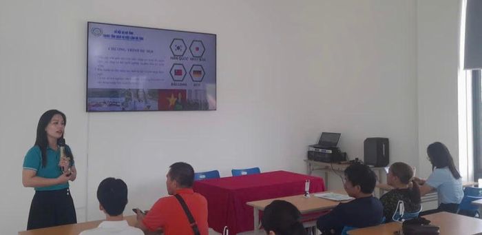 Cán bộ Trung tâm Dịch vụ việc làm tư vấn chính sách liên quan và nhu cầu tuyển dụng của các doanh nghiệp. Ảnh VLHT
