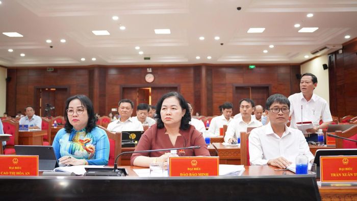 Các đại biểu HĐND tỉnh tham dự phiên thảo luận tại Tổ số 1