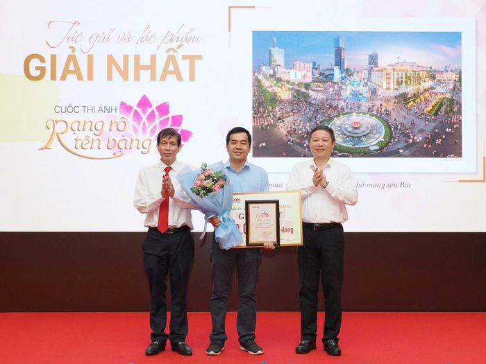 Trưởng Ban Tuyên giáo và Dân vận Thành ủy TP. Hồ Chí Minh Dương Anh Đức và Tổng Biên tập Báo Sài Gòn Giải Phóng Nguyễn Khắc Văn trao giải Nhất cuộc thi cho tác giả Trần Lê Huy. Ảnh: Hoàng Hùng