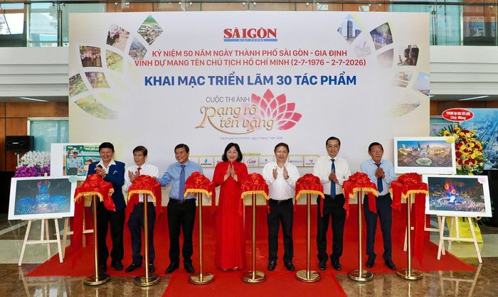 Các đại biểu cắt băng khai mạc triển lãm ảnh "Rạng rỡ tên vàng". Ảnh: Hoàng Hùng