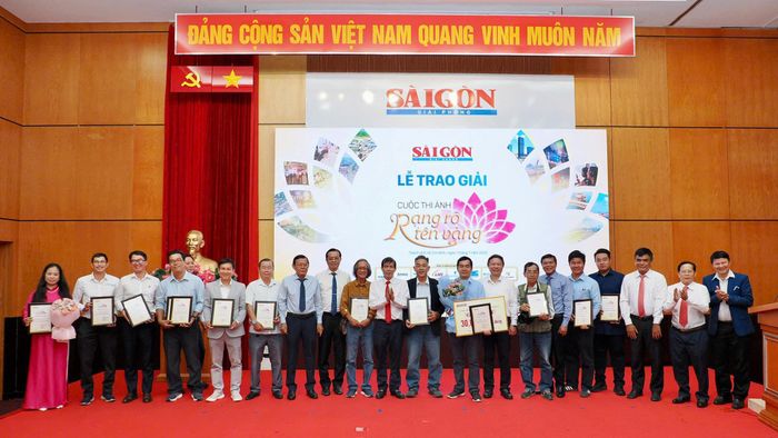 Các đại biểu, Ban Tổ chức cùng các tác giả đoạt giải Cuộc thi ảnh “Rạng rỡ tên vàng”. Ảnh: Hoàng Hùng