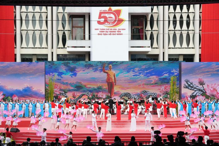 Chương trình nghệ thuật đặc biệt kỷ niệm 50 năm Ngày thành phố Sài Gòn - Gia Định vinh dự mang tên Chủ tịch Hồ Chí Minh. Ảnh: Thạc Hiếu