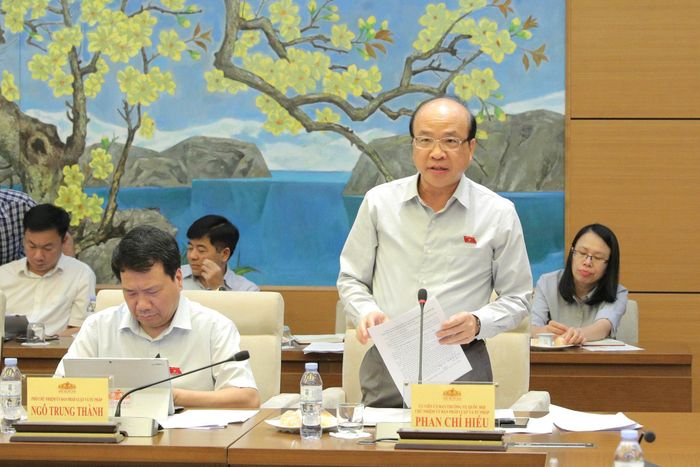 Chủ nhiệm Ủy ban Pháp luật và Tư pháp Phan Chí Hiếu báo cáo tại cuộc họp