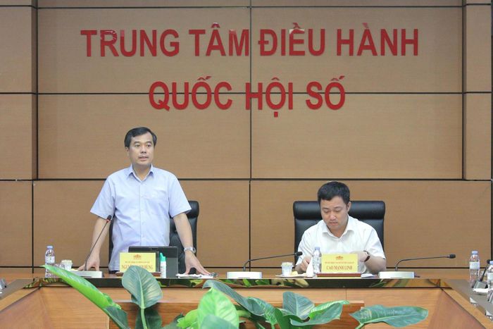 Phó Chủ nhiệm Văn phòng Quốc hội Nguyễn Mạnh Hùng phát biểu tại cuộc làm việc. Ảnh: Hồ Long
