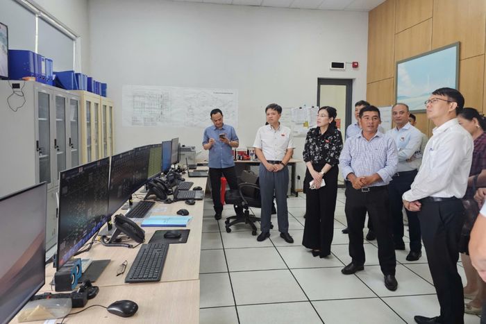 Các thành viên Đoàn khảo sát trao đổi, tìm hiểu thực tế tại Dự án Nhà máy điện mặt trời Thuận Nam