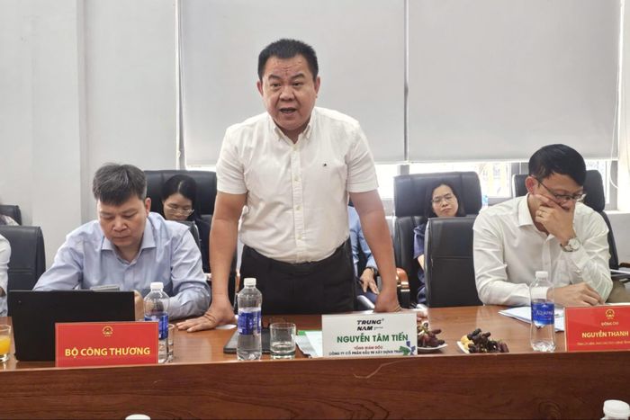 Tổng Giám đốc Công ty Cổ phần Đầu tư Xây dựng Trung Nam Nguyễn Tâm Tiến, báo cáo với Đoàn khảo sát về Dự án Nhà máy điện mặt trời Thuận Nam